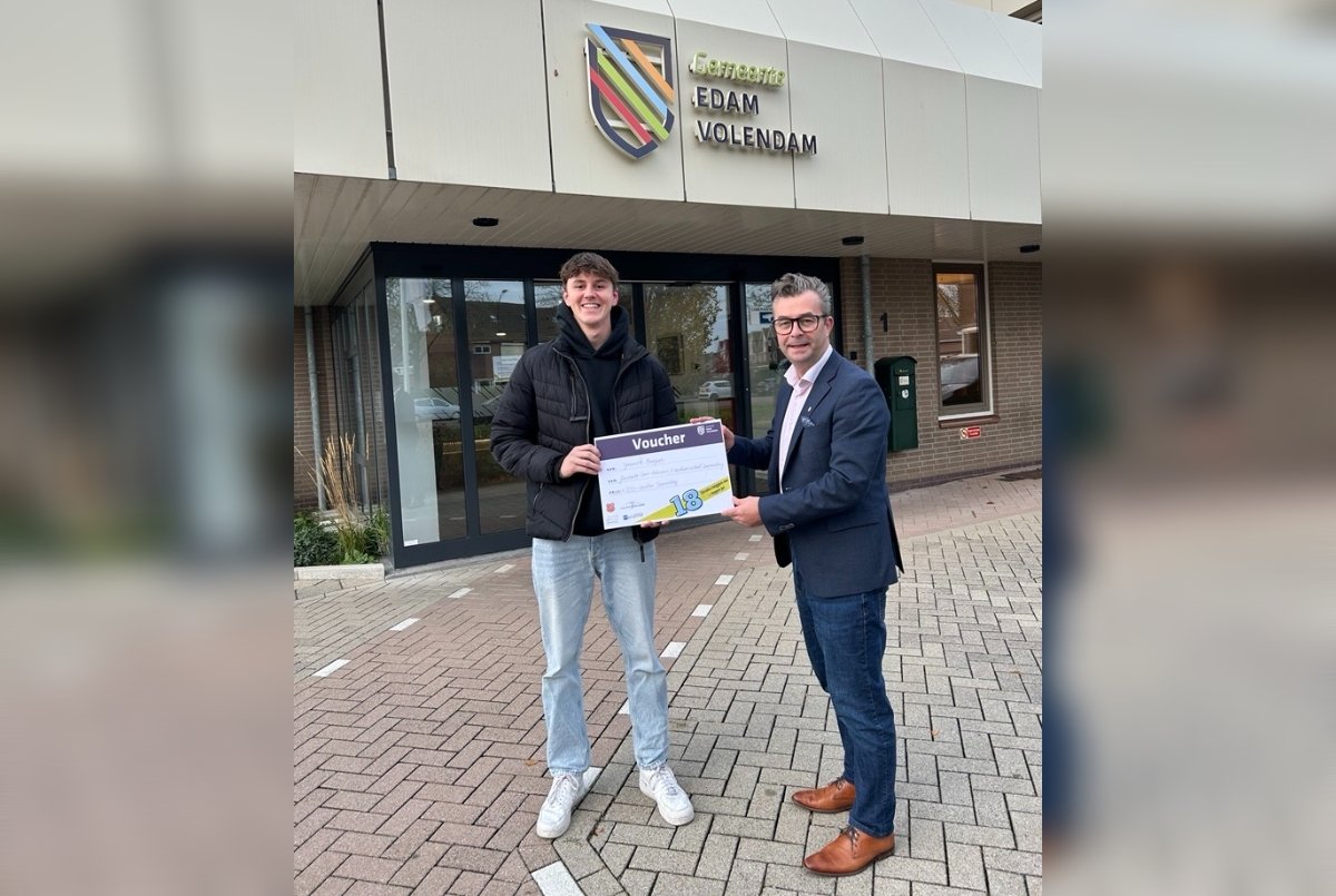 Wethouder Vincent Tuijp reikt prijs uit aan eerste winnaar ‘Bijna 18-campagne’