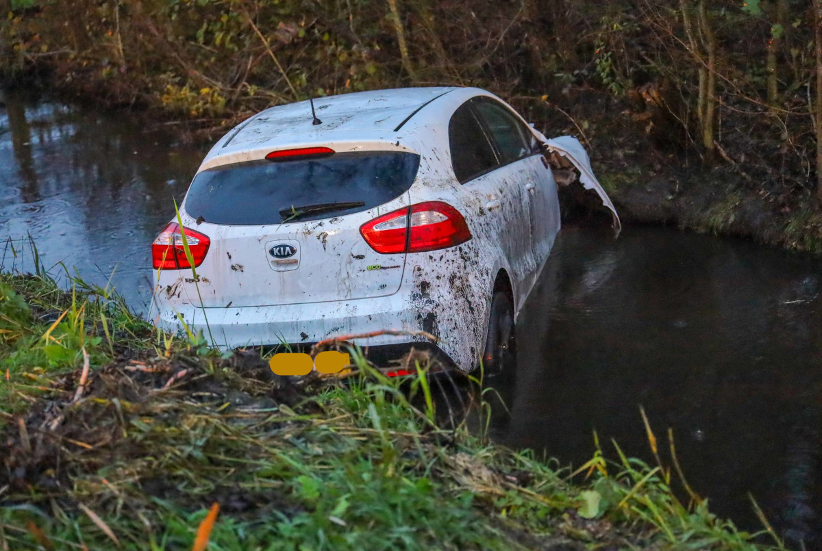 Auto te water lands de Jaagweg, bestuurder gewond