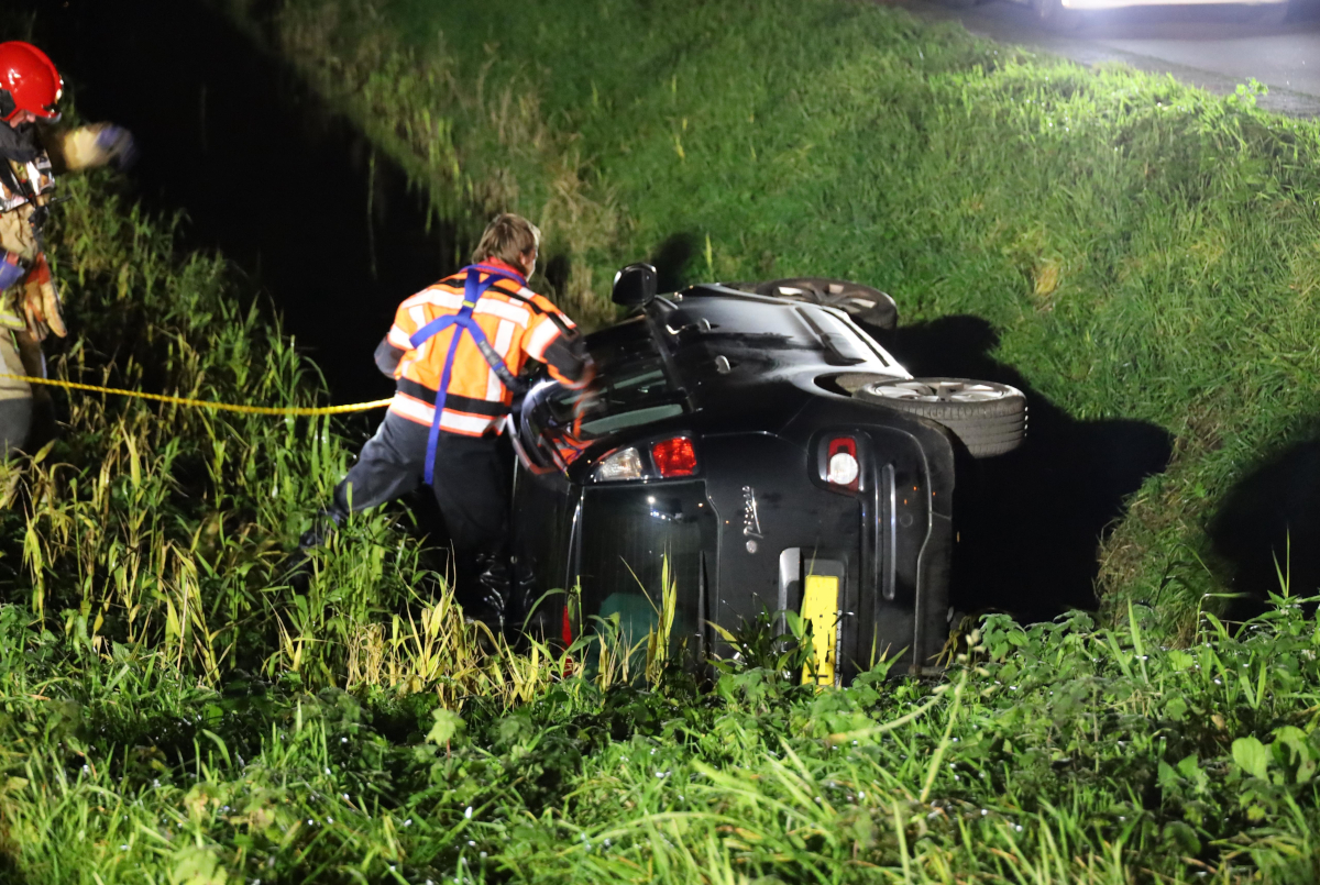 Auto te water na eenzijdig ongeval op de N247