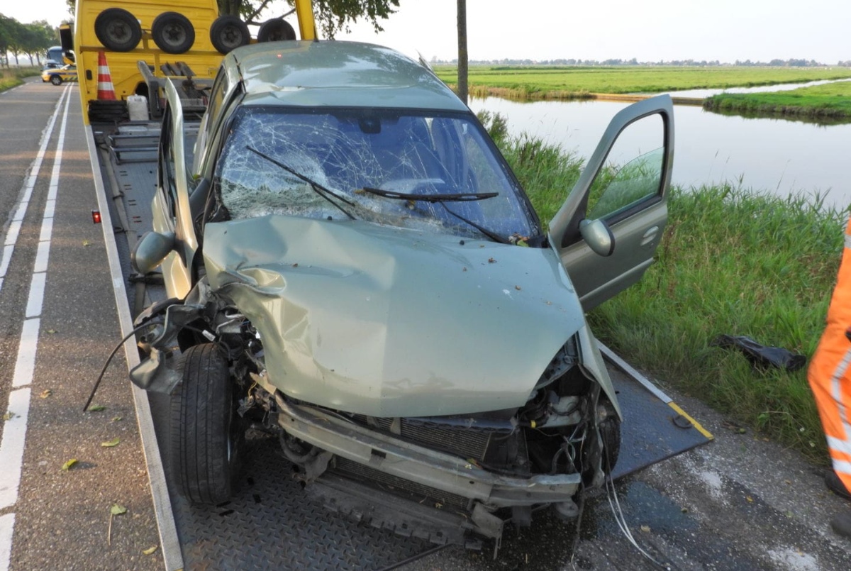 Automobilist rijdt tegen boom op de N247 bij Middelie