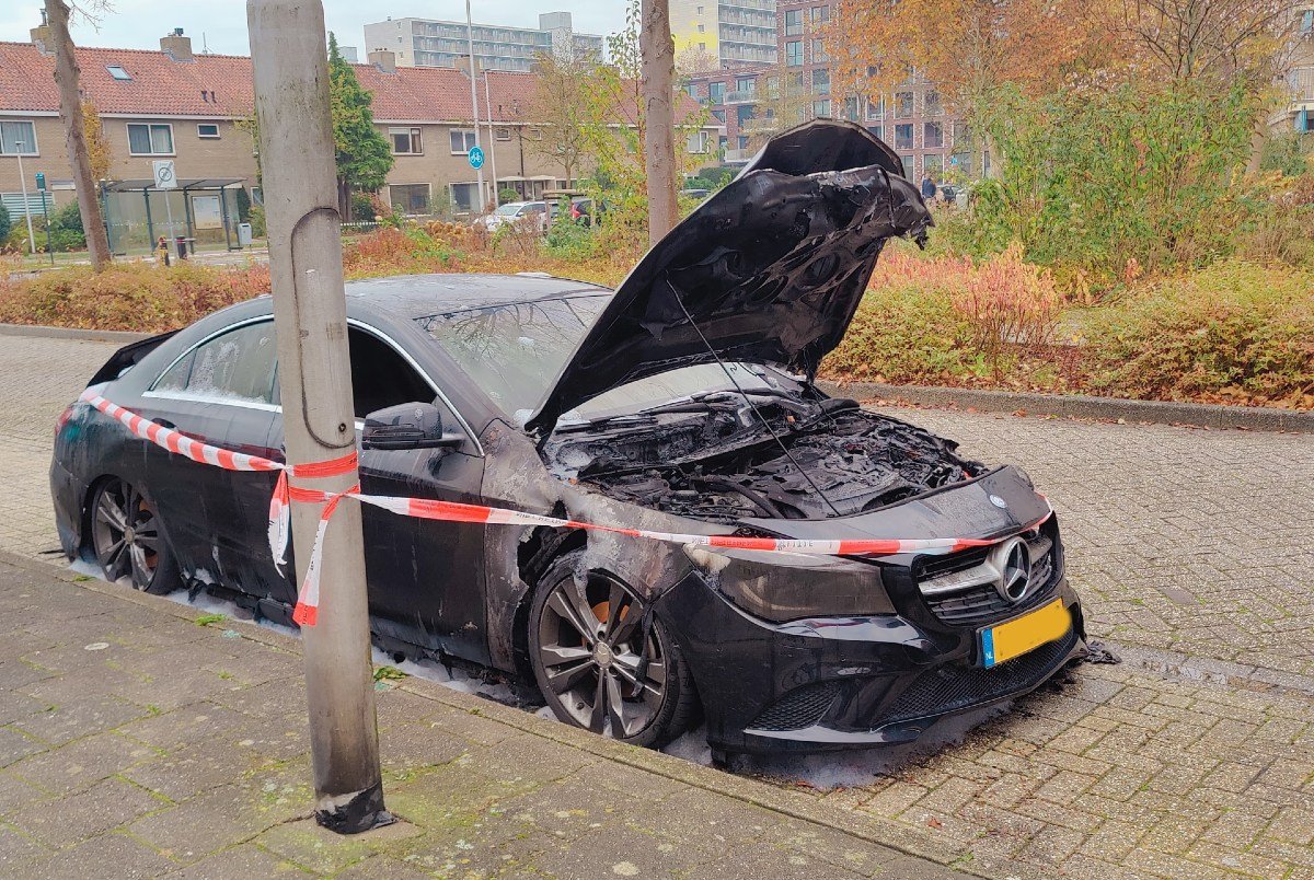 Twee brandende voertuigen aan de Anne Franklaan
