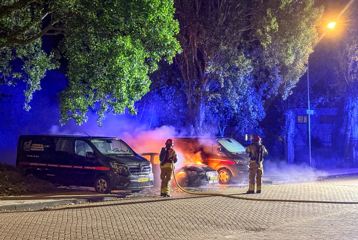 Geparkeerde personenauto volledig uitgebrand in de Edisonstraat