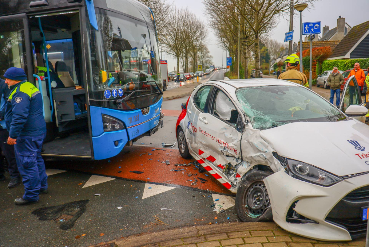 Lijnbus en personenauto met elkaar in botsing op de Scheepsbouwersweg