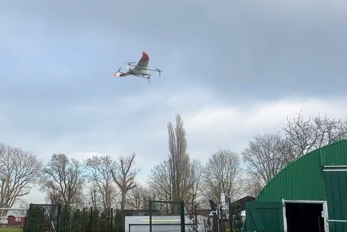 Waarom vliegen deze drones over de weilanden tussen Zunderdorp en Broek in Waterland?