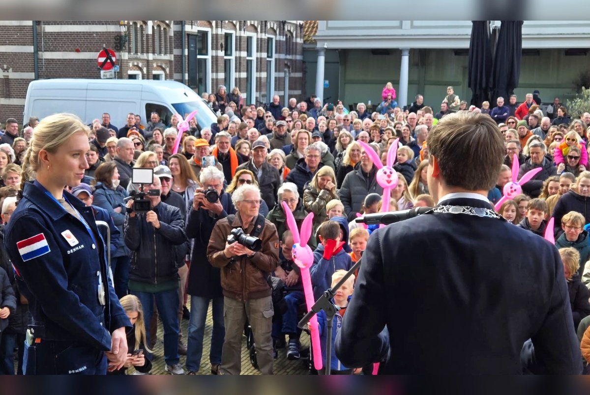 Merel Conijn gehuldigd op het Damplein