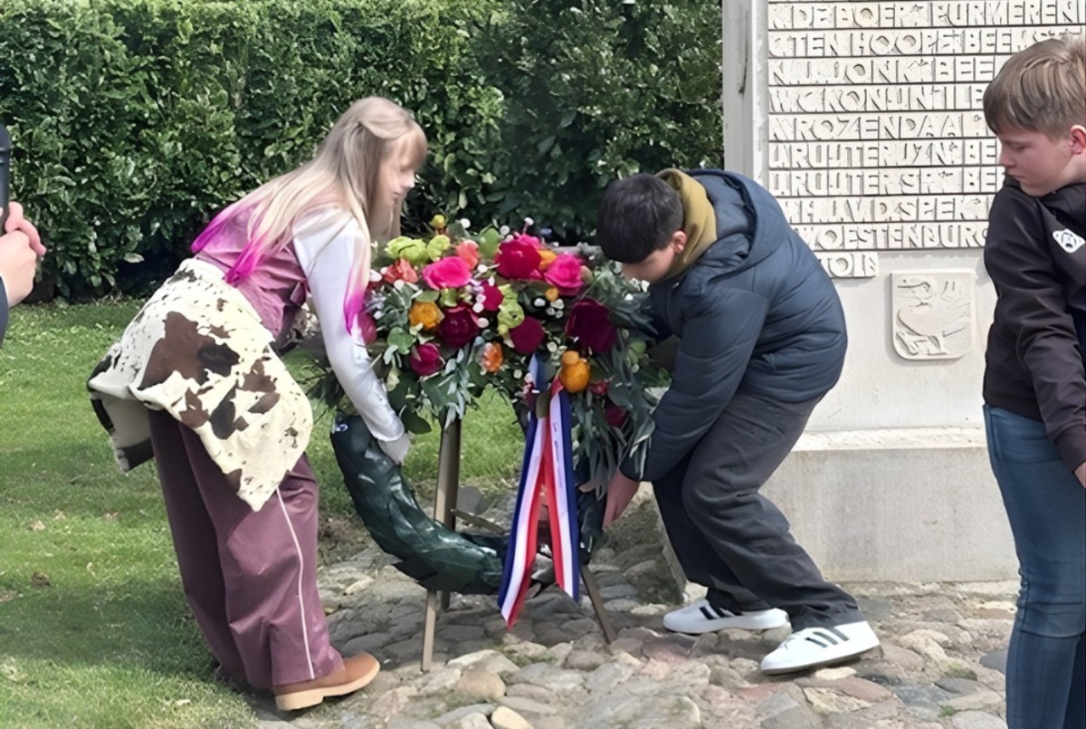 Herdenken met de jeugd bij het Egbert Snijder Monument