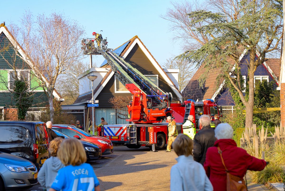 Schoorsteenbrand aan de Het Plankenpad zorgt voor veel bekijks