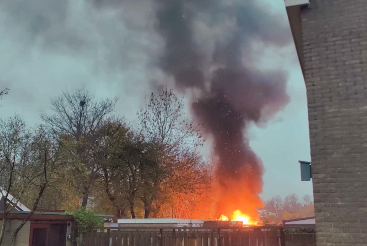 Schuur volledig uitgebrand aan de Dr. Albert Schweitzerlaan