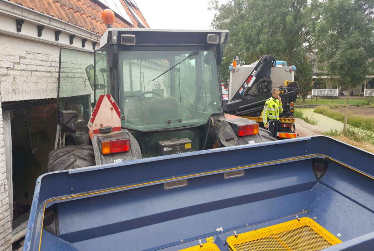 Tractor rijdt woning binnen in Kwadijk