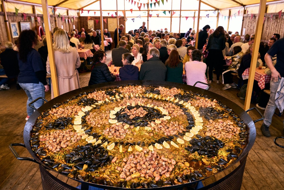 Paella aan de Zuiderzee levert bijna €5.000 op voor Reddingsstation Warder